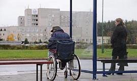 Kas turi prausti benamį?