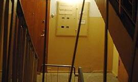 Laiptinėse tūno pensininkių baubas