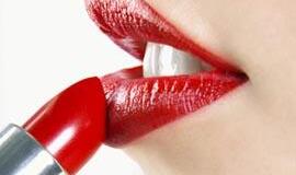 Sunkmečiu moterys renkasi raudoną spalvą