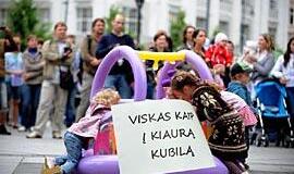 Valdžia baudžia už tėvystę