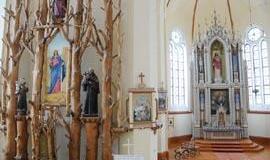 Girdiškės bažnyčios šventieji įsikūrė tarp šakų