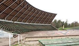 Vasaros estradai grasinama buldozeriais