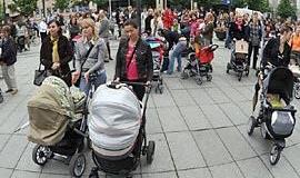 Tarp motinystės ir darbo - valdžios barjerai