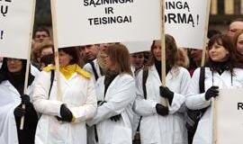 VLK: pernai ir medikams teko prisiimti krizės naštos dalį