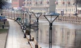 Miestas vangiai gręžiasi į upę