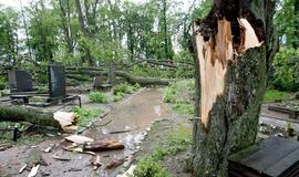 Praūžusi audra vartė medžius ir nuplėšė dalį stogo