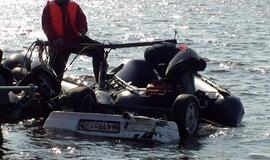 Iš Kuršių marių ištrauktas nuskendęs rusų automobilis