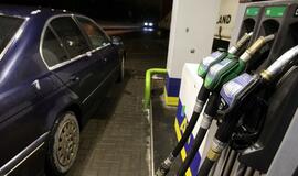 Degalų kainos: visi niršta, bet nieko nedaro