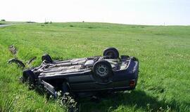 Pavogęs automobilį jaunuolis jį sudaužė ir apgadino dar du