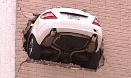 Naujas automobilio statymo būdas: pusė - lauke, pusė - viduje (video)