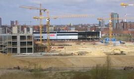 Arenos statytojai vis dar atsilieka