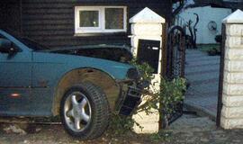 Molo gatvės tvora BMW traukia lyg magnetas