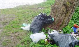 Rusnėje kyla šiukšlių kalnai