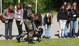 Uostamiesčio pasieniečius aplankė būrys Klaipėdos ir Kretingos moksleivių