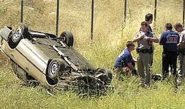 Belaukdamas gelbėtojų vairuotojas gėrė apsivertusioje mašinoje