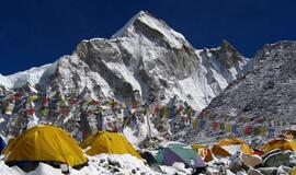 Kinija į Everestą kopiantiems alpinistams įveda amžiaus cenzą