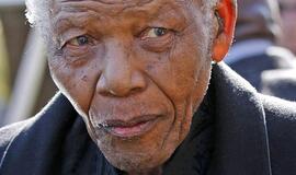 N. Mandela dalyvavo per autoavariją žuvusios proanūkės laidotuvėse