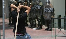 Graikiją paralyžiavo visuotinis streikas