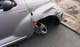 Girtas "Chrysler" vairuotojas bėgo iš avarijos vietos