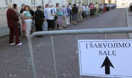 Atsisveikinti su Algirdu Brazausku plūsta šimtai žmonių