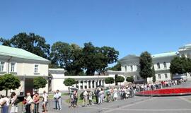 Atsisveikinti su Algirdu Brazausku plūsta šimtai žmonių