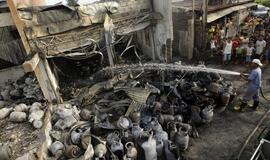 Filipinuose sprogo dujų balionus gabenęs sunkvežimis