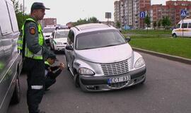 Girtas "Chrysler" vairuotojas bėgo iš avarijos vietos