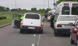 Girtas "Chrysler" vairuotojas bėgo iš avarijos vietos