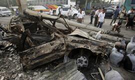 Filipinuose sprogo dujų balionus gabenęs sunkvežimis