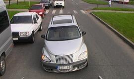 Girtas "Chrysler" vairuotojas bėgo iš avarijos vietos