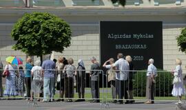 Atsisveikinti su Algirdu Brazausku plūsta šimtai žmonių