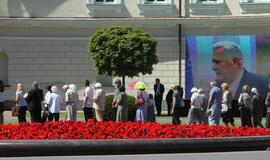 Atsisveikinti su Algirdu Brazausku plūsta šimtai žmonių