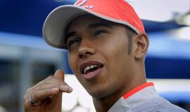 Šveicarų teisėsauga iš F1 piloto Lewiso Hamiltono atėmė vairuotojo pažymėjimą