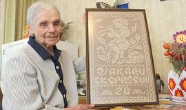 Angelų nėrėja mūsų dienraščiui įteikė nuostabią dovaną