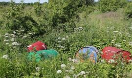 Danės upės pakrantėje rastos įtartinos statinės