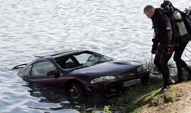Iš karjero gelmės ištrauktas nuskendęs automobilis
