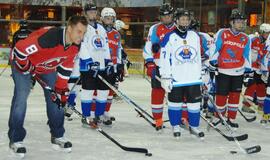 Klaipėdiečius ledo ritulininkus aplankė Dainius Zubrus