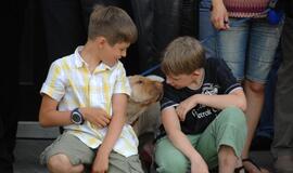 Juodojo vaiduoklio skulptūros atidengimas palydėtas šviesos, triukšmo ir dūmų žaismu