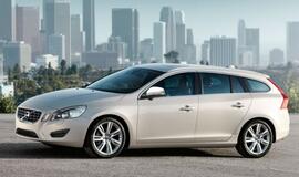 Švedai "Volvo" parodė naująjį universalą V60