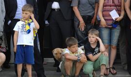 Juodojo vaiduoklio skulptūros atidengimas palydėtas šviesos, triukšmo ir dūmų žaismu