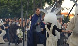 Juodojo vaiduoklio skulptūros atidengimas palydėtas šviesos, triukšmo ir dūmų žaismu