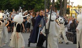 Juodojo vaiduoklio skulptūros atidengimas palydėtas šviesos, triukšmo ir dūmų žaismu