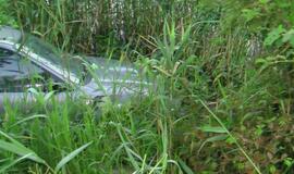 Avarijos: Žvyrkeliu lėkusi "Honda" atsidūrė griovyje