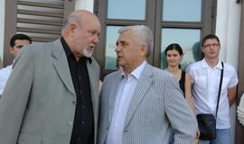 Juodojo vaiduoklio skulptūros atidengimas palydėtas šviesos, triukšmo ir dūmų žaismu