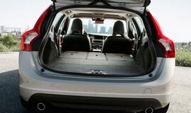 Švedai "Volvo" parodė naująjį universalą V60