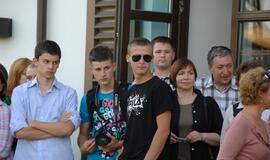 Juodojo vaiduoklio skulptūros atidengimas palydėtas šviesos, triukšmo ir dūmų žaismu