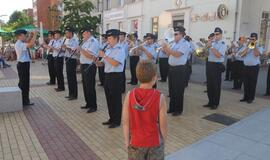 Šeštadienio rytą klaipėdiečius ir miesto svečius žadino pučiamųjų instrumentų orkestrų sambūrio “Orkestrų audros” dalyviai