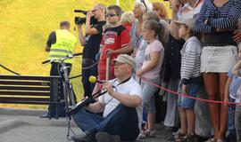 Juodojo vaiduoklio skulptūros atidengimas palydėtas šviesos, triukšmo ir dūmų žaismu