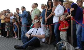 Juodojo vaiduoklio skulptūros atidengimas palydėtas šviesos, triukšmo ir dūmų žaismu