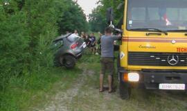 Avarijos: Žvyrkeliu lėkusi "Honda" atsidūrė griovyje